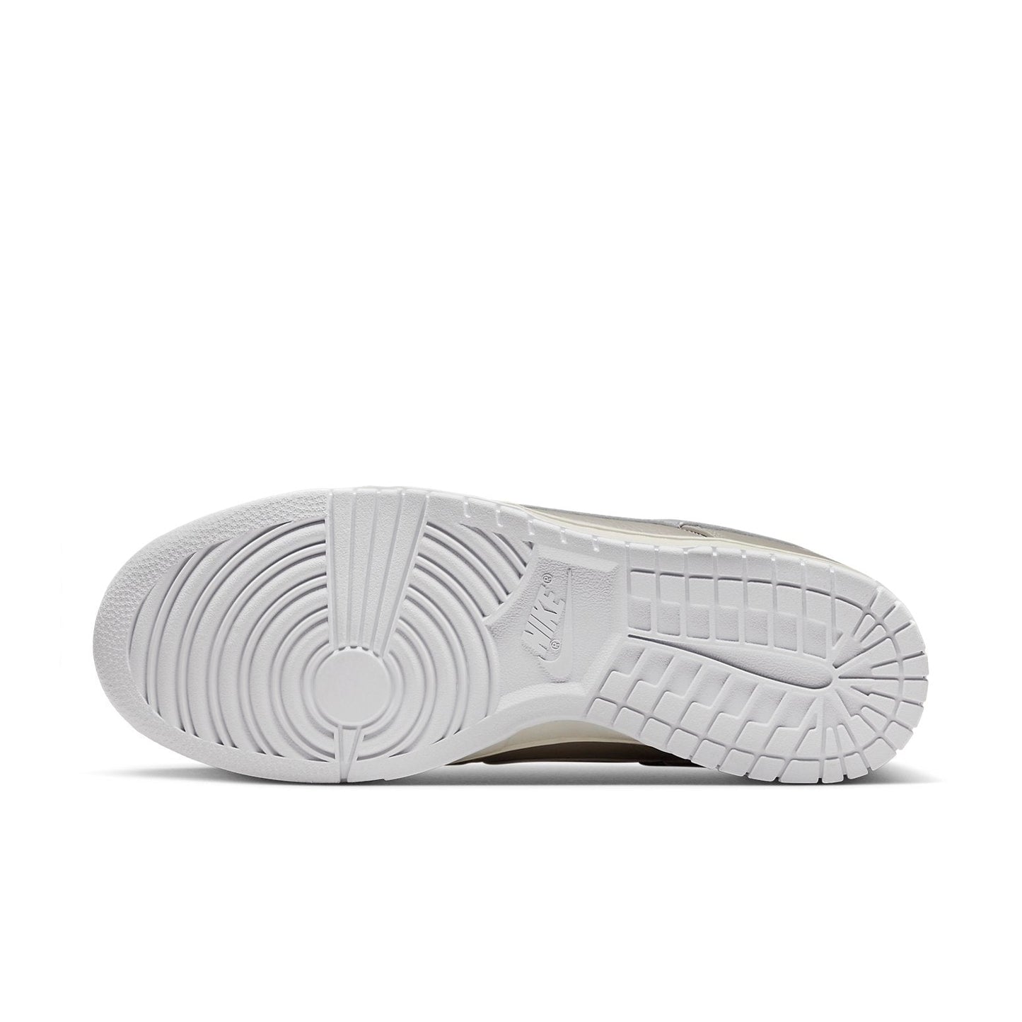 Nike Dunk Low SE “Metallic Silver”